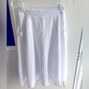 Small bright white skirt with pockets